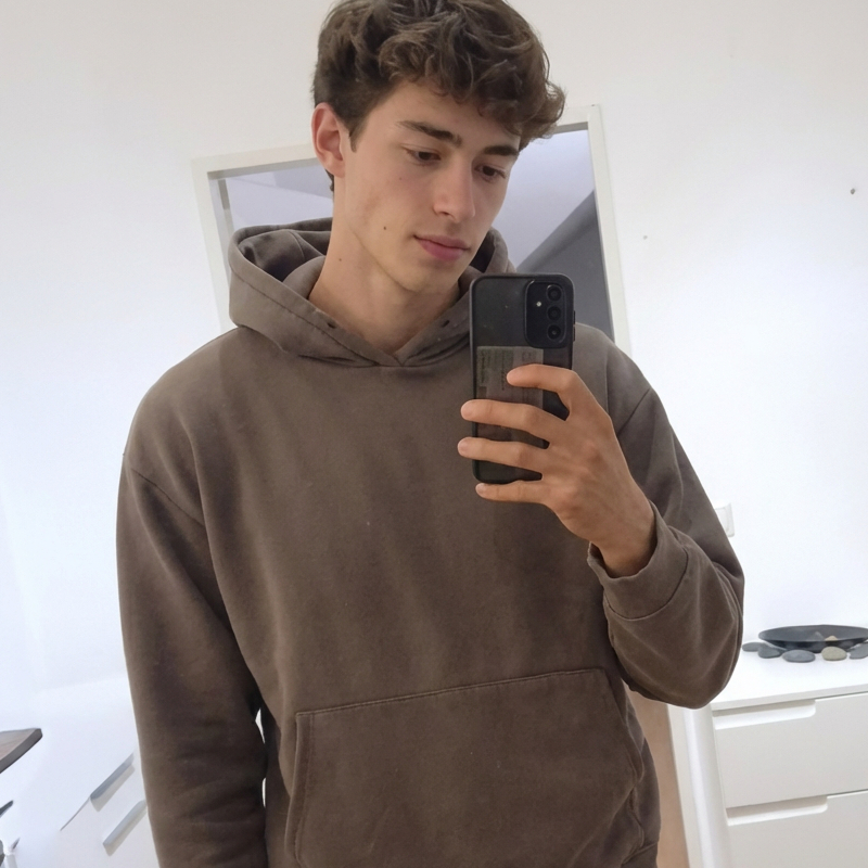 Zdjęcie profilowe na Tinder Dakota przed poprawą AI