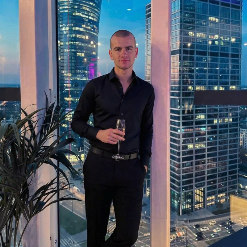 Zdjęcie profilowe na Tinder Przemek po ulepszeniu przez AI