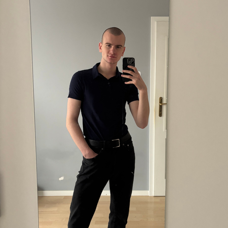 Zdjęcie profilowe na Tinder Przemek przed poprawą AI